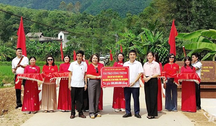 Đại diện Câu lạc bộ Lãnh đạo nữ Ruby bàn giao công trình cầu cho chính quyền xã Kim Phượng.