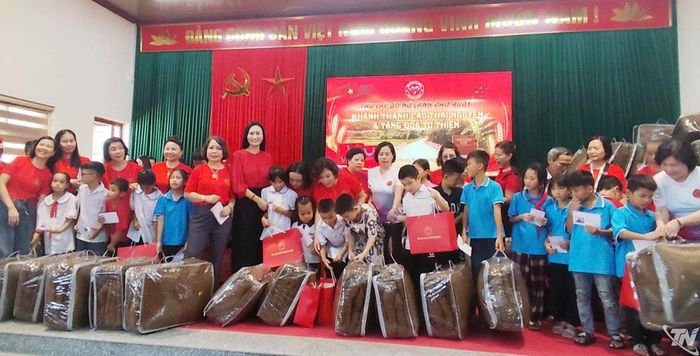 Đại diện Câu lạc bộ Lãnh đạo nữ Ruby trao quà cho trẻ em xã Kim Phượng.