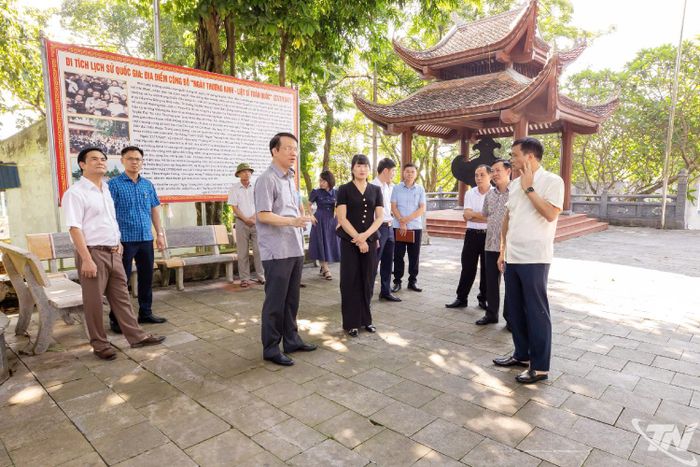 Đồng chí Dương Văn Lượng trao đổi về hiện trạng và phương án tu bổ, tôn tạo Khu di tích lịch sử Quốc gia 27-7.
