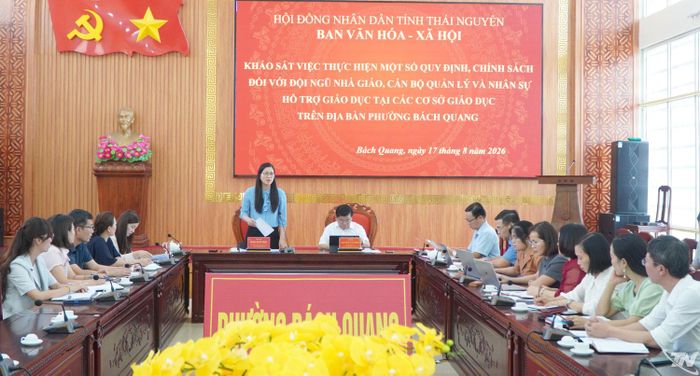 Đoàn khảo sát làm việc tại phường Bách Quang.