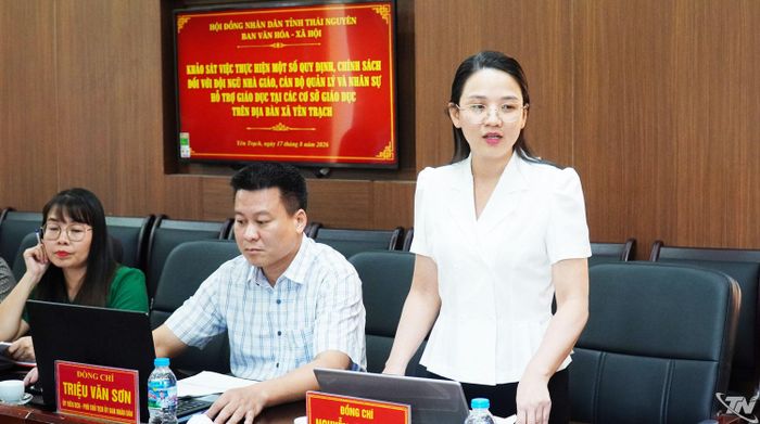 Lãnh đạo xã Yên Trạch báo cáo với Đoàn khảo sát.