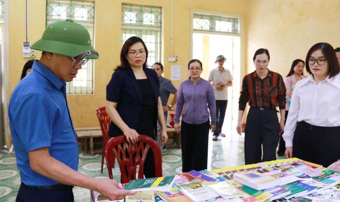 Đoàn khảo sát tại địa điểm thư viện gắn với sinh hoạt cộng đồng thuộc thôn Nà Niềm.
