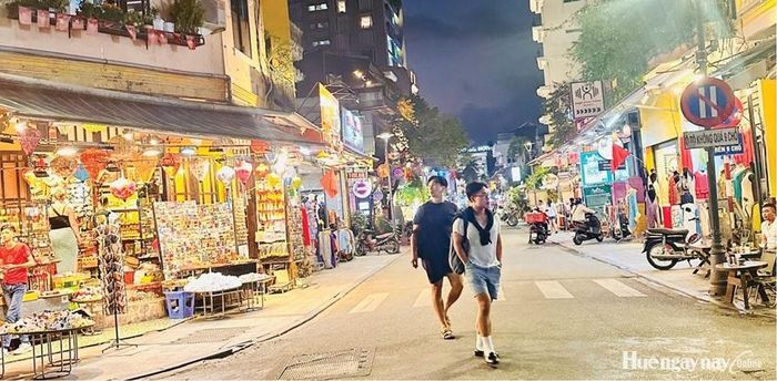 Không gian về đêm ở Phố Tây. Ảnh: Ngọc Hòa 