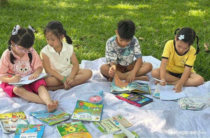 Nhiều chính sách hỗ trợ gia đình trẻ sinh con.