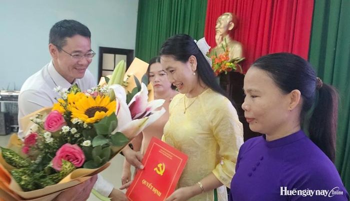 Lãnh đạo phường Hóa Châu trao quyết định, tặng hoa chúc mừng cán bộ các trường học nhận nhiệm vụ sau sắp xếp.