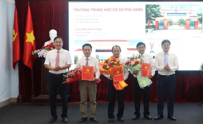 Trao quyết định và tặng hoa chúc mừng Ban giám hiệu Trường THCS Phú Vang.