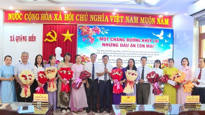 Lãnh đạo xã Quảng Điền trao các Quyết định về công tác cán bộ ở các trường. Ảnh Công Cường
