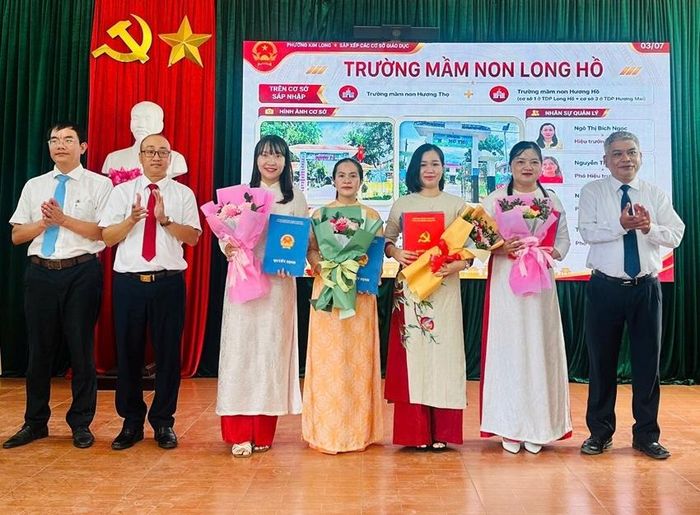 Trao quyết định cho cán bộ quản lý các trường học sau sắp xếp.
