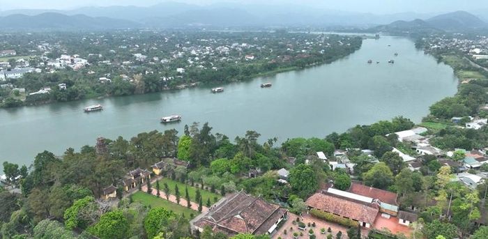 Một số khu vực trên sông Hương sẽ hạn chế giao thông đường thủy từ ngày 20 đến 22/8. Ảnh: Đình Hoàng