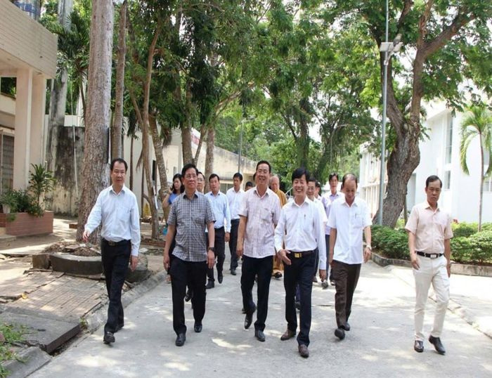 Chủ tịch UBND tỉnh An Giang Hồ Văn Mừng đi khảo sát thực tế tại Trung tâm y tế Tịnh Biên (ảnh TTYT Tịnh Biên)