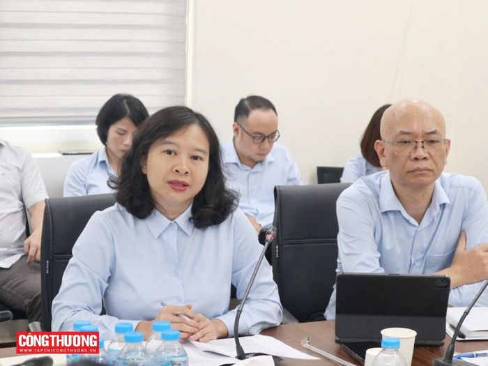 Bà Trịnh Thị Thu Hiền - Phó Cục trưởng Cục Xuất nhập khẩu trao đổi thêm về thành phần hồ sơ và quy trình, thủ tục cấp C/O