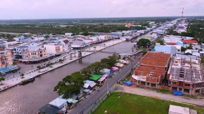 An Minh phát triển thương mại - dịch vụ và đầu tư đồng bộ hệ thống hạ tầng theo tiêu chuẩn đô thị.