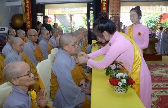 Nghi thức cài hoa hồng Vu lan