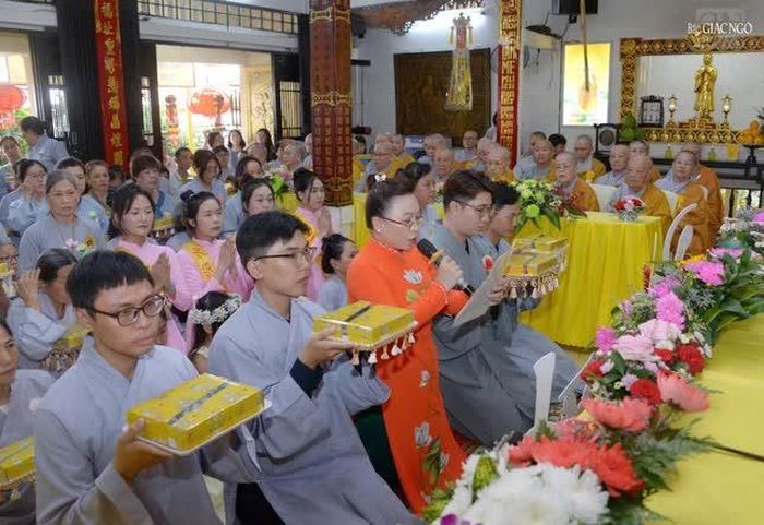 Tác bạch dâng pháp y lên chư tôn đức sau ba tháng an cư