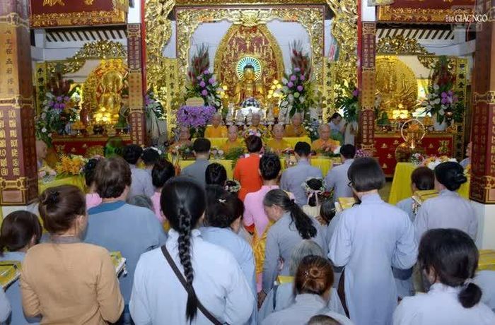 Tác bạch dâng y cúng dường lên chư tôn đức sau ba tháng an cư kiết hạ