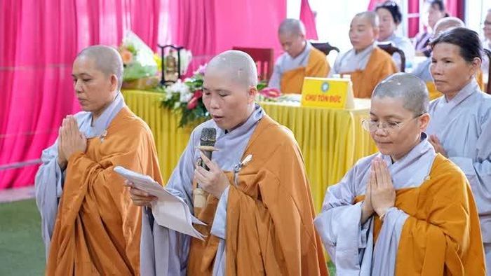 Sư cô Thích nữ Như Phúc dâng lời phát nguyện