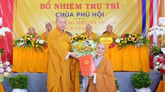  Thượng tọa Thích Minh Nhẫn trao quyết định bổ nhiệm trụ trì đến Sư cô Thích nữ Như Phúc