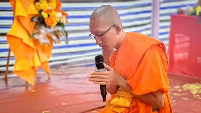 Đại đức Danh Mel dâng lời phát nguyện