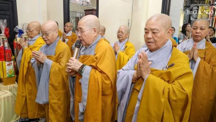 Chư tôn đức Ni thành kính tưởng niệm