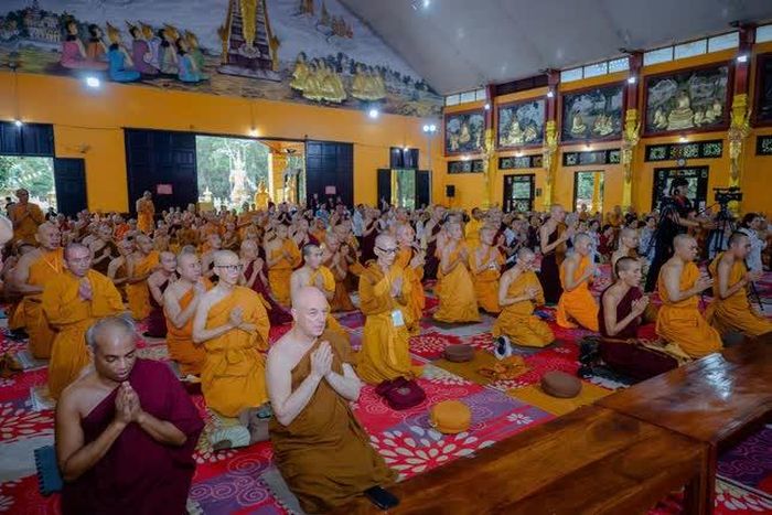 Chư Tăng thực hiện nghi thức tụng thời kinh chúc phúc theo truyền thống Phật giáo Nam tông