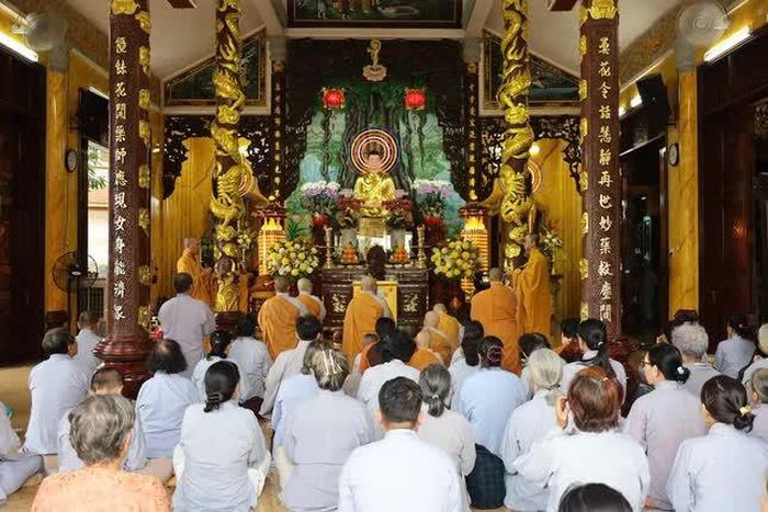 Khóa lễ cúng ngọ tại chánh điện chùa Ưu Đàm 