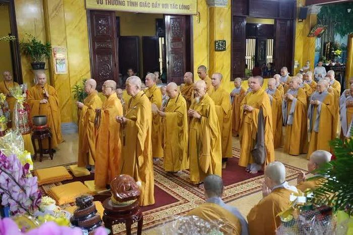 Chư tôn đức dâng hương cầu nguyện