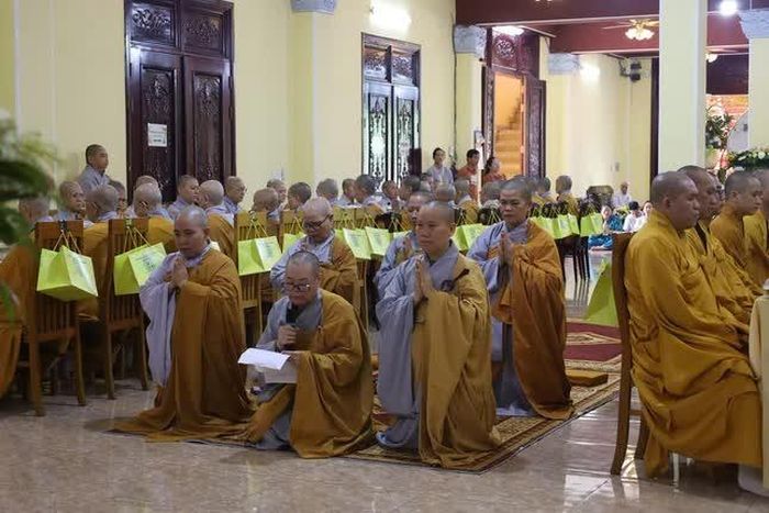 Ni sư Thích nữ Giới Thanh, trụ trì chùa Ưu Đàm dâng lời tác bạch