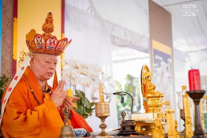Hòa thượng Thích Lệ Trang, Trưởng ban Nghi lễ T.Ư làm gia trì sư trai đàn chẩn tế