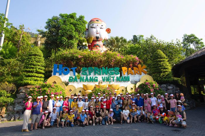 Công viên suối khoáng nóng Núi Thần Tài là lựa chọn của nhiều gia đình để nghỉ ngơi, thư giãn.