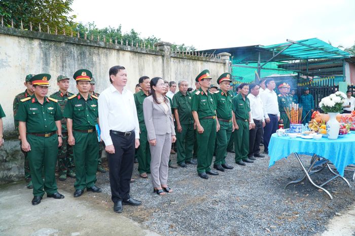 Các đại biểu làm lễ trước khi triển khai tìm kiếm, quy tập hài cốt liệt sĩ tại xã Thường Tân.