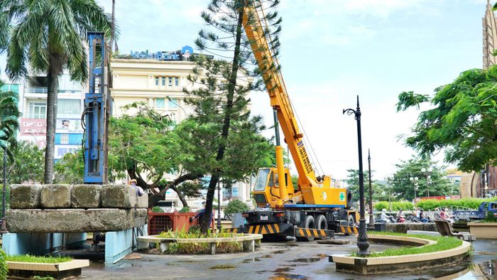 Máy móc được tập kết tại Công viên Hồng Bàng, phường Tân Thành, tỉnh Cà Mau để triển khai thi công.