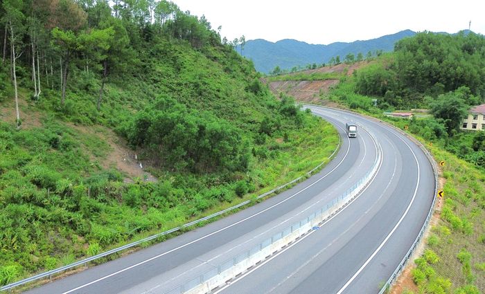 Tuyến đường cao tốc đoạn La Sơn - Hòa Liên uốn lượn qua địa hình đồi núi phức tạp của Vườn Quốc gia Bạch Mã nối giữa Huế và Đà Nẵng với cảnh quan thiên nhiên hùng vĩ.