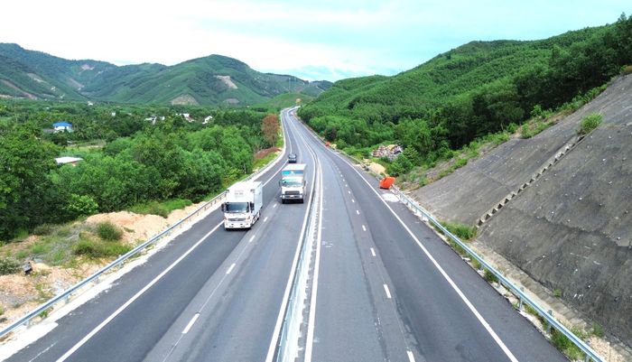 Mặt đường đã được thảm bê tông nhựa, nhiều đoạn đã hoàn thành vạch sơn, dải phân cách giữa, lưới chống chói và hộ lan…