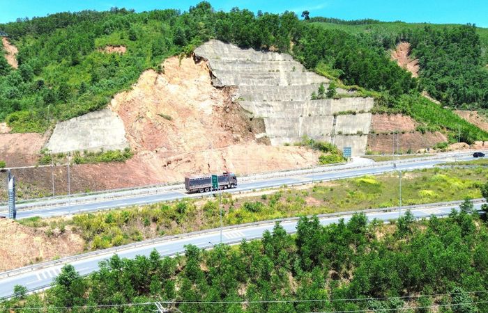Tại điểm sạt trượt đoạn Km50+700 - Km50+800; Sạt trượt ta luy dương tại Km41+450 - Km41+550 và Km42+030 - Km42+800 đang được nhà thầu xử lý.