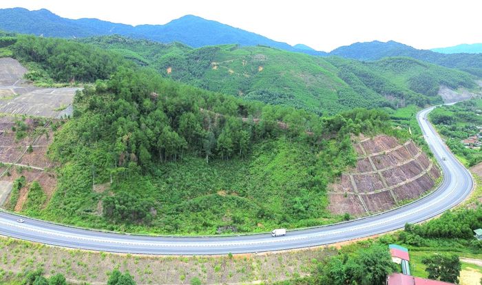Theo đại diện Công ty Cổ phần 484, thi công phần đường đoạn từ Km0+00 - Km21+120, đến nay, các hạng mục chính cơ bản hoàn thành, nhà thầu đang tập trung thi công khối lượng còn lại chủ yếu lắp dựng dải phân cách giữa, lưới chống chói, biển báo, hệ thống ITS và sửa chữa hư hỏng mặt đường, thay thế tôn hộ lan cũ, sơn kẻ đường.
