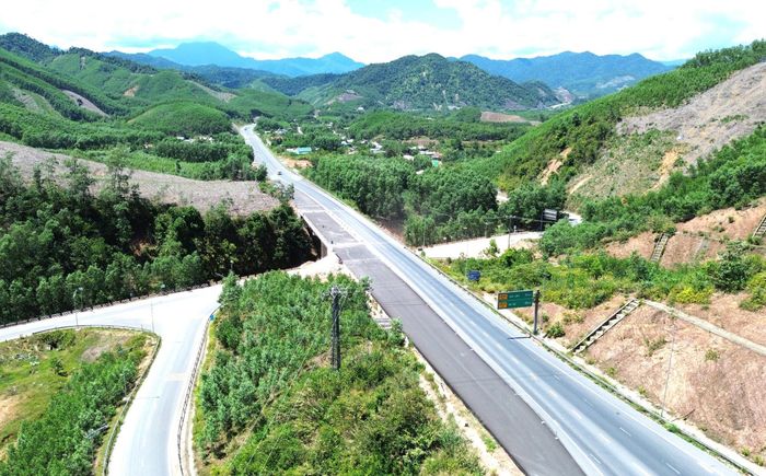 Cụ thể, điều chỉnh nút giao Khe Tre, gồm nhánh N1 và N2, trong đó thiết kế dịch chuyển nhánh N1 về vị trí tại khoảng Km14+960 để đảm bảo ổn định công trình, thuận tiện cho việc lưu thông kết nối với hạ tầng giao thông trong khu vực. Nhánh N2 giữ nguyên vị trí cũ. Thiết kế nhánh N1 phù hợp quy mô của tuyến tỉnh lộ 14B hiện trạng, đường cấp IV miền núi tốc độ, thiết kế 40km/h.