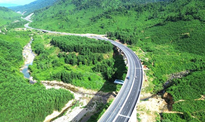 Theo ghi nhận của PV, dọc tuyến cao tốc La Sơn - Hòa Liên (nối Huế với Đà Nẵng) đến nay cơ bản hoàn thành phần mặt đường mở rộng quy mô 4 làn xe.