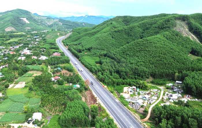 Theo ông Trần Đức Hiệp, dự án đang bước vào giai đoạn nước rút để kịp bàn giao tuyến chính vào cuối tháng 8/2026. Đối với các hạng mục bổ sung vừa được Bộ Xây dựng phê duyệt, Ban QLDA sẽ tiếp tục đôn đốc triển khai để hoàn thành toàn bộ dự án vào cuối năm 2026.