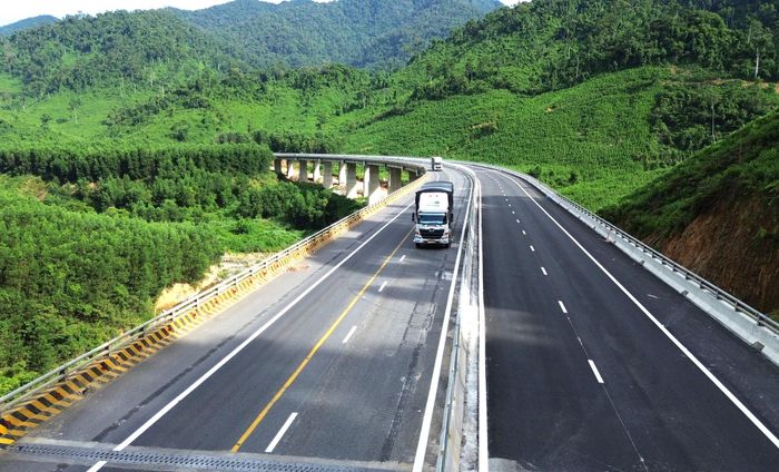 Theo đó, đến nay hệ thống 50 cầu trên tuyến cơ bản hoàn thành, mặt cầu đã thảm nhựa, hệ thống an toàn giao thông hai bên thành cầu đã được lắp đặt. Cùng với đó, các nhà thầu đang thi công cầu ở đoạn Km24, Km26 và Km27 đang hoàn thiện đường hai đầu cầu và các hạng mục còn lại để thông tuyến.