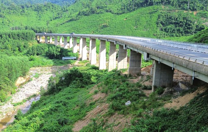 Dọc tuyến tận dụng nguyên trạng 12 cầu trên tuyến đã đảm bảo quy mô 4 làn xe và xây dựng đơn nguyên cầu mới hoặc mở rộng 50 cầu trên tuyến đảm bảo quy mô 4 làn xe.