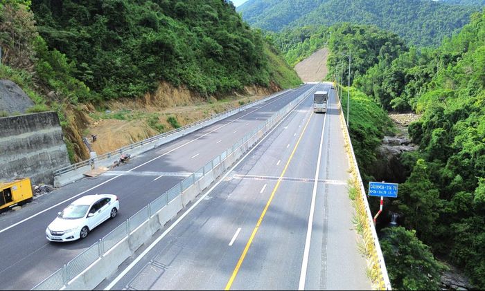 Ông Trần Đức Hiệp, Giám đốc điều hành Ban QLDA mở rộng cao tốc La Sơn - Hòa Liên cho biết, dự án đã hoàn thành hơn 97% khối lượng công việc, đến nay các nhà thầu đang tập trung hoàn thiện các hạng mục còn lại, phấn đấu cơ bản hoàn thành dự án vào ngày 31/8 tới.