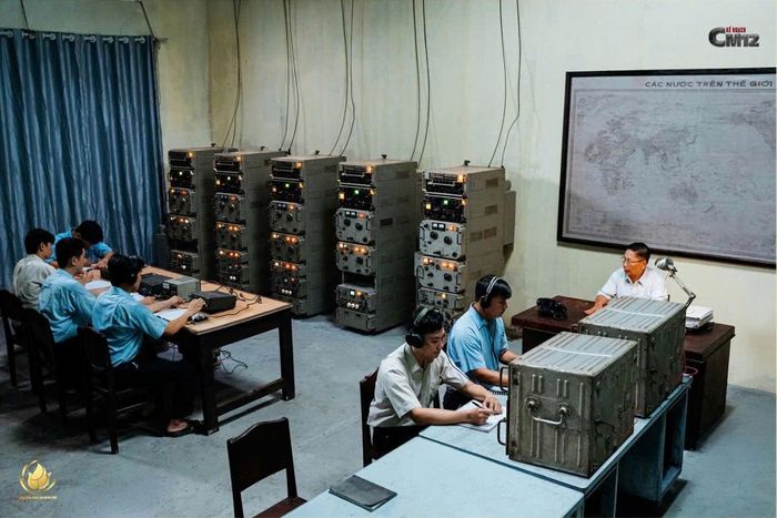 Bối cảnh trong phim được sự hỗ trợ của nhiều đơn vị công an, quân đội, được tái hiện chân thực hình ảnh, dụng cụ được sử dụng những năm 1980. (Ảnh: Điện ảnh CAND).