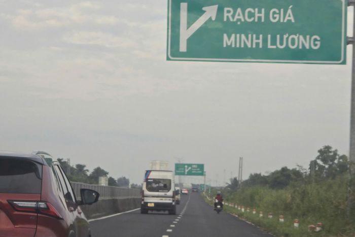 Tình trạng người dân điều khiển xe máy vào cao tốc Lộ Tẻ - Rạch Sỏi diễn ra thường xuyên, tiềm ẩn nguy cơ tai nạn.