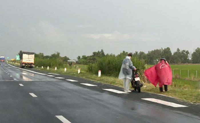 Nhiều xe máy di chuyển trên tuyến Lộ Tẻ - Rạch Sỏi, hướng từ Long Xuyên đi Rạch Giá, qua địa bàn xã Thạnh Lộc, tỉnh An Giang (ảnh chụp ngày 14/8).