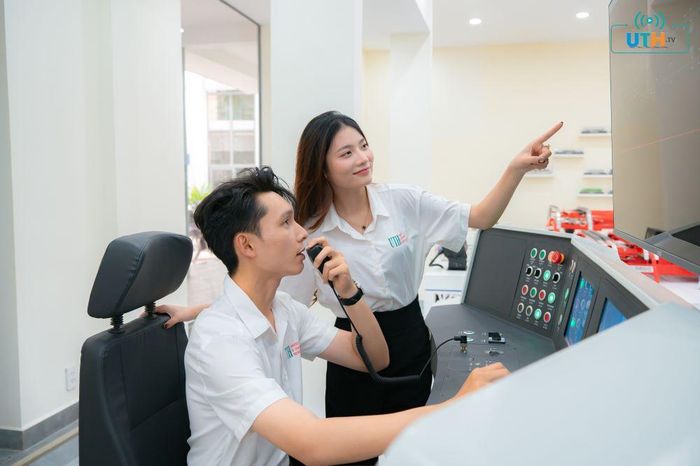 Sinh viên UTH tại Phòng mô phỏng điều khiển và khai thác đường sắt tốc độ cao.