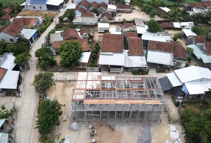 Ông Phương Văn Lành, Bí thư Đảng ủy xã Hòa Thịnh cho biết, các công trình xây dựng tại địa phương phần lớn cơ bản bảo đảm tiến độ, một số nhà sắp hoàn thành, đưa vào sử dụng. Các đơn vị thi công đang tập trung nhân lực, máy móc để sớm hoàn thành công trình trước mùa mưa bão.