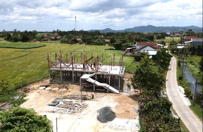 Ở phía Đông tỉnh Đắk Lắk, nhiều khu dân cư nằm giữa đồng ruộng, gần sông, suối nên thường xuyên đối mặt nguy cơ ngập lụt. Để người dân có nơi trú tránh an toàn, tỉnh Đắk Lắk đang triển khai xây dựng 100 nhà sinh hoạt cộng đồng kết hợp phòng, tránh thiên tai tại 27 xã, phường, với tổng kinh phí gần 171 tỷ đồng.