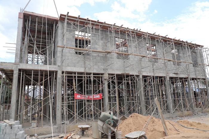 Ông Trà Kim Hội, Giám đốc Ban QLDA đầu tư xây dựng Tuy Hòa cho biết, đơn vị được giao quản lý 53 công trình, tổng vốn 89,674 tỷ đồng. Riêng xã Hòa Thịnh đang xây dựng 13 nhà, trong đó 12 công trình sử dụng ngân sách Nhà nước, một công trình từ nguồn xã hội hóa. Chủ đầu tư đang yêu cầu các nhà thầu huy động nhân lực, máy móc, phấn đấu hoàn thành dự án trước ngày 15/9.