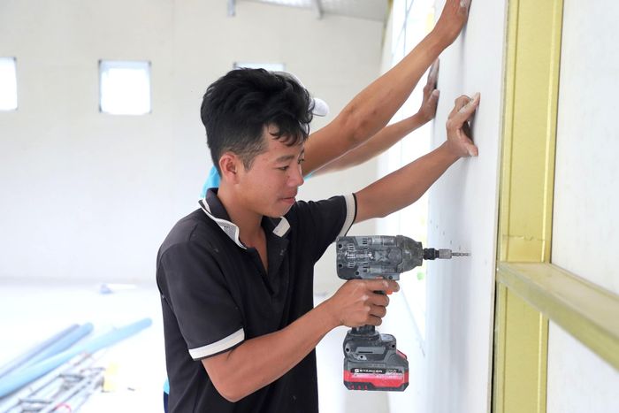 Anh Trần Tường Luân, thợ lắp đặt hệ thống cửa, cầu thang, lan can và kính, vẫn miệt mài bám công trường. Gắn bó từ những ngày đầu đổ móng, anh Luân cho biế, khối lượng còn lại khá lớn, đòi hỏi toàn đội tập trung cao độ. Theo kế hoạch, khoảng 15 ngày nữa, các hạng mục hoàn thiện sẽ được hoàn thành, bàn giao cho chủ đầu tư.