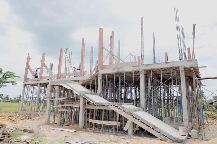Dưới nắng nóng, những người thợ vẫn bám công trường, khẩn trương triển khai các hạng mục theo kế hoạch.
